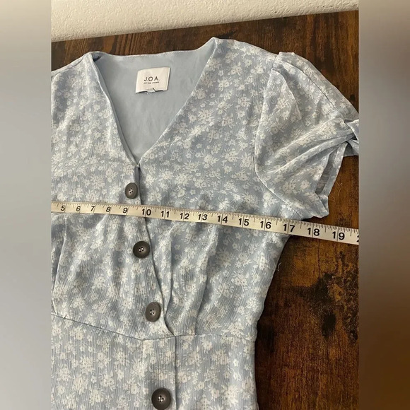 JOA Button Front Crepe Midi Dress - Picture 12 of 13